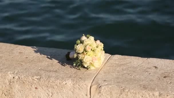 Brudbukett av rosor och eukalyptus på en sea kaj. Bröllop i — Stockvideo