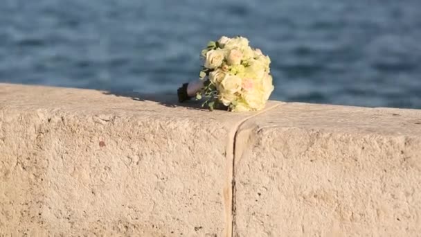 Bouquet da sposa di rose ed eucalipto su un ormeggio di mare. Matrimonio io — Video Stock