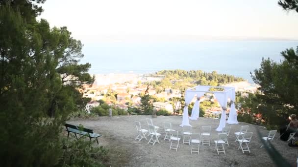 Ceremonia de boda en el mirador de Split, en una montaña en Cro — Vídeos de Stock