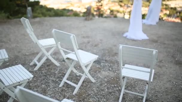 De ceremonie van het huwelijk op de uitkijk over Split, gelegen op een berg in Cro — Stockvideo
