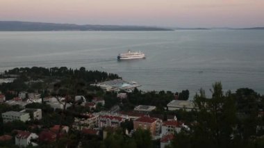 Büyük cruise gömlekleri Split iskelede demirleyen