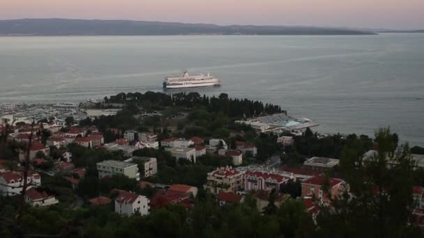 Величезний круїзні лайнери пришвартований біля пристані в Спліт — стокове відео