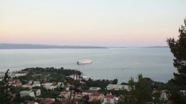 Büyük cruise gömlekleri Split iskelede demirleyen