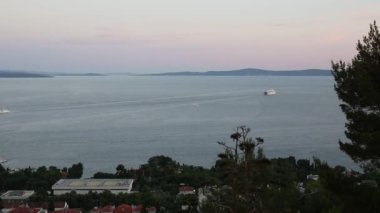Büyük cruise gömlekleri Split iskelede demirleyen
