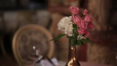 Gül sokak. Pembe ve kırmızı güller M sokaklarında büyümek