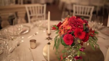 Masanın üzerine çiçek aranjmanı. Düğün süslemeleri. Düğün