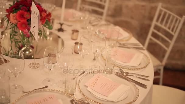 Mesas no banquete de casamento. Decorações de casamento. Casamento em t — Vídeo de Stock