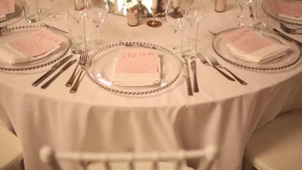 結婚披露宴のテーブル。結婚式の装飾。T での結婚式 — ストック動画