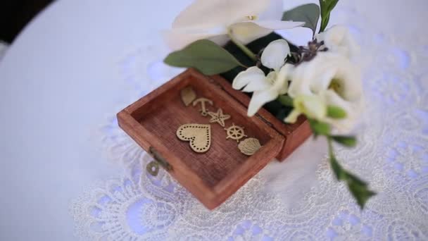 Květinové aranžmá na stůl. Svatební dekorace. Svatba na — Stock video