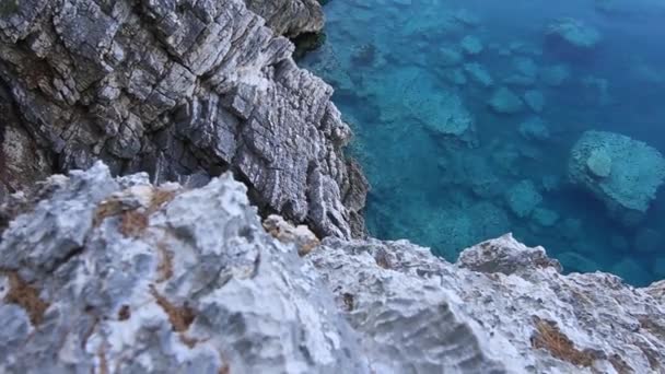 Rocas en el mar en Montenegro. Costa rocosa. Playa salvaje. Dangero — Vídeos de Stock