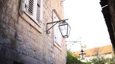 Sokakta duvardaki Vintage lamba.