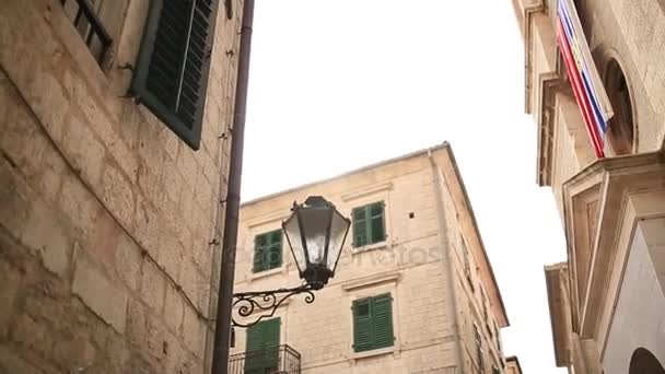 Lámpara vintage en la pared en la calle . — Vídeo de stock