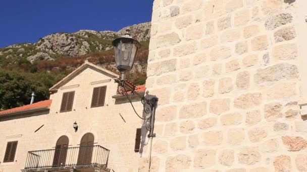 Vintage lampa på väggen på gatan. — Stockvideo