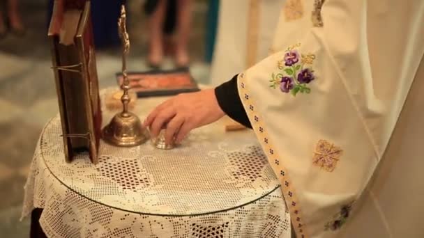 Kreuz und Bibel auf dem Tisch in der orthodoxen Kirche — Stockvideo