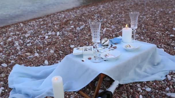 Cena a la luz de las velas en la playa. Una mesa para una d romántica — Vídeos de Stock