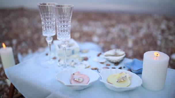 Cena a la luz de las velas en la playa. Una mesa para una d romántica — Vídeos de Stock