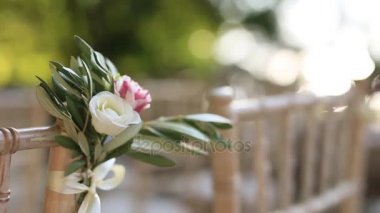 Sandalye bir düğün töreninde. Çiçek aranjmanları ile dekore edilmiş