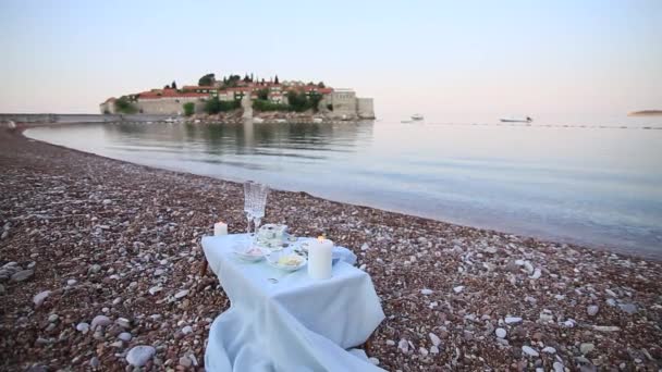 Abendessen bei Kerzenschein am Strand. ein Tisch für ein romantisches d — Stockvideo