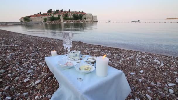 Cena a lume di candela sulla spiaggia. Un tavolo per un romantico d — Video Stock