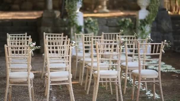 Cadeiras numa cerimónia de casamento. Decorado com arranjos de flores — Vídeo de Stock