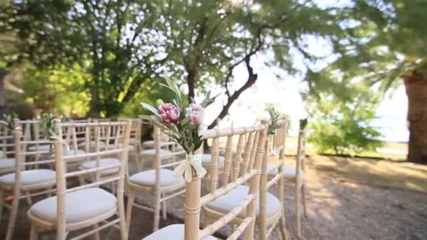 Chaises lors d'une cérémonie de mariage. Décoré avec des arrangements floraux 