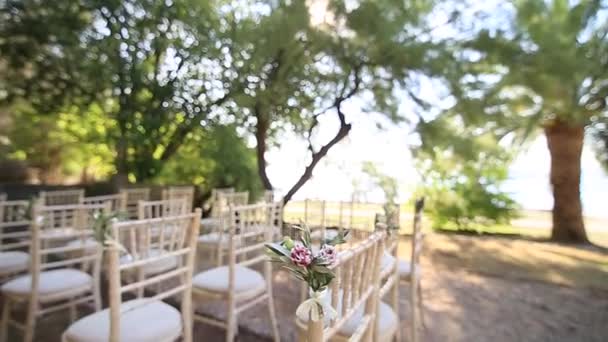 Chaises lors d'une cérémonie de mariage. Décoré avec des arrangements floraux 