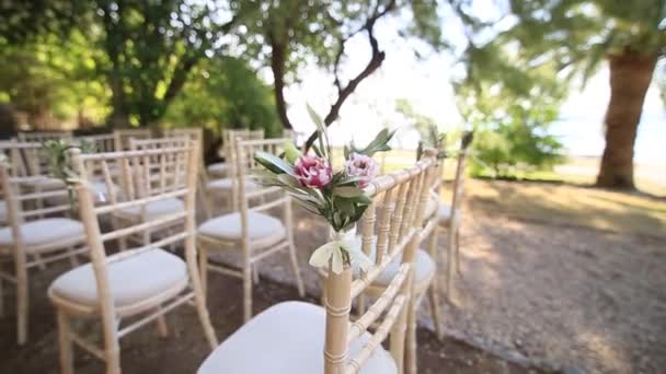 Стільці на весільній церемонії. Прикрашені квітковими композиціями — стокове відео