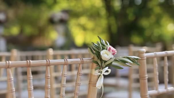 Stolar på ett bröllop. Dekorerad med blomsterarrangemang — Stockvideo