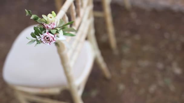Krzesła na ceremonii ślubnej. Zdobią kwiatowe — Wideo stockowe