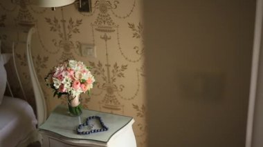 Masanın üzerine pembe gül buketi düğün, bir dizi koydu