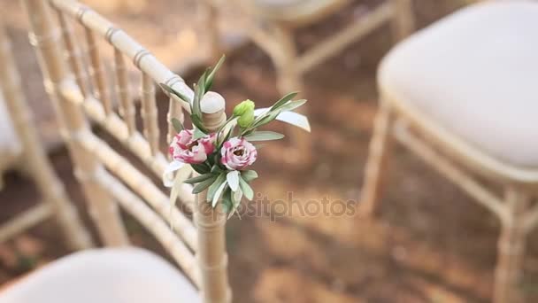 Sandalye bir düğün töreninde. Çiçek aranjmanları ile dekore edilmiş — Stok video
