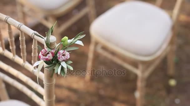 Chaises lors d'une cérémonie de mariage. Décoré avec des arrangements floraux 