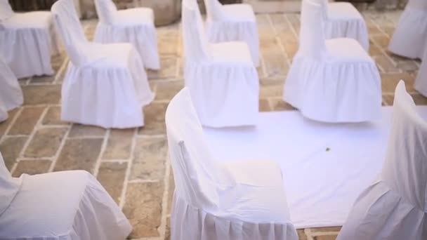 Cadeiras numa cerimónia de casamento. Decorado com arranjos de flores — Vídeo de Stock
