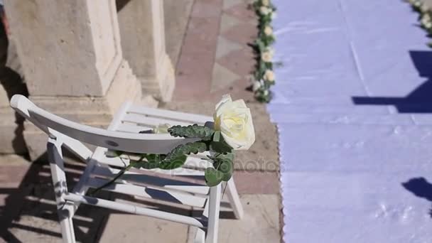 Sillas en una ceremonia de boda. Decorado con arreglos florales — Vídeos de Stock