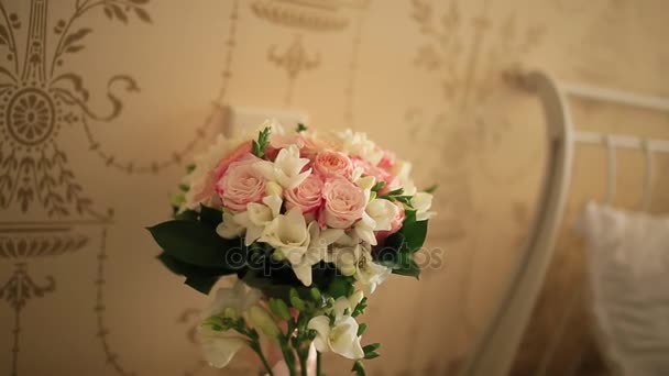 Bouquet da sposa di rose rosa sul tavolo, disposti un certo numero di — Video Stock