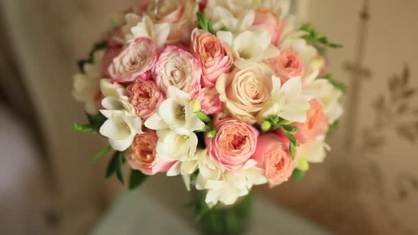 Bouquet de mariage de roses roses sur la table, disposé un certain nombre de — Video