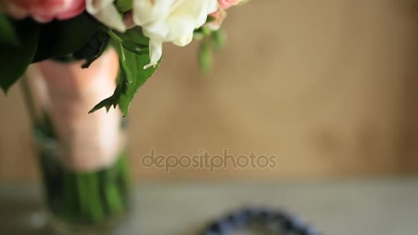 Γαμήλια ανθοδέσμη με ροζ τριαντάφυλλα στο τραπέζι, προβλέπονται μια σειρά από — Αρχείο Βίντεο