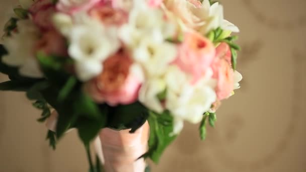 Весільний букет з рожевих троянд на столі, викладений низкою — стокове відео