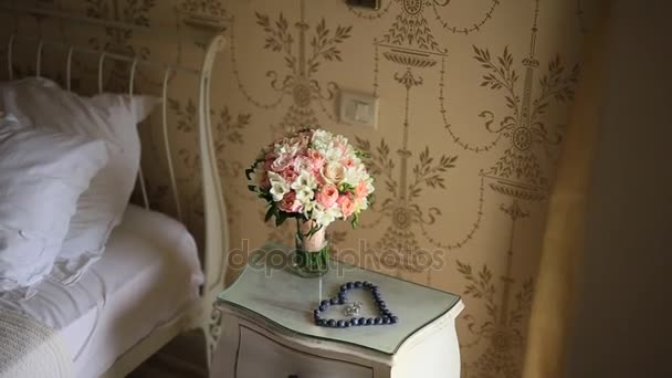 Свадебный букет из розовых роз на столе, выложил ряд — стоковое видео