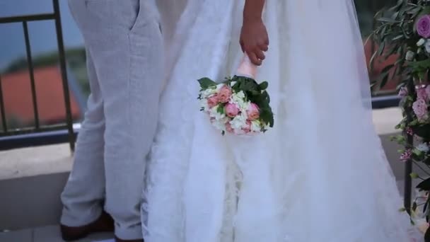 Ramo de boda de rosas rosadas en las manos de las novias. Boda en Monte — Vídeo de stock