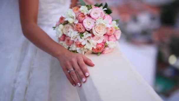 Buquê de casamento de rosas rosa em mãos de noivas. Casamento em Monte — Vídeo de Stock