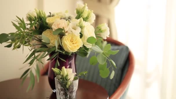 Buquê nupcial de rosas e eucalipto em uma mesa. Casamento em Mo — Vídeo de Stock