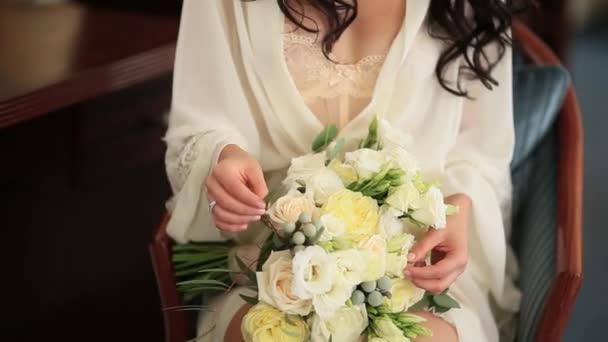 Bridal bouquet of roses and eucalyptus in the hands of the bride — Stock Video