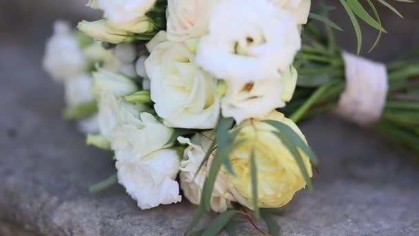 Brautstrauß aus Rosen und Eukalyptus auf den Felsen. Hochzeit in — Stockvideo