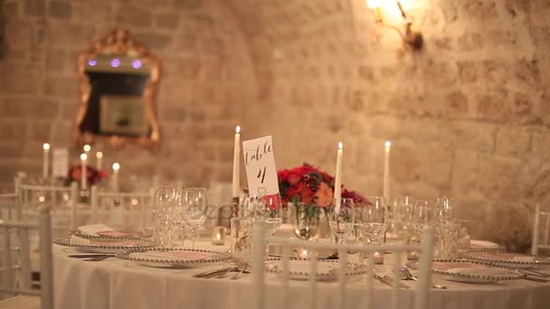 Mesas no banquete de casamento. Decorações de casamento. Casamento em t — Vídeo de Stock