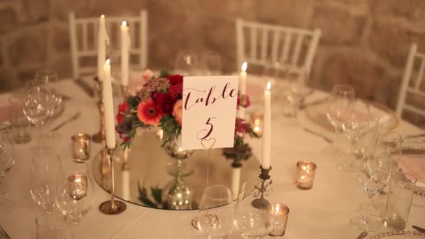 Mesas no banquete de casamento. Decorações de casamento. Casamento em t — Vídeo de Stock