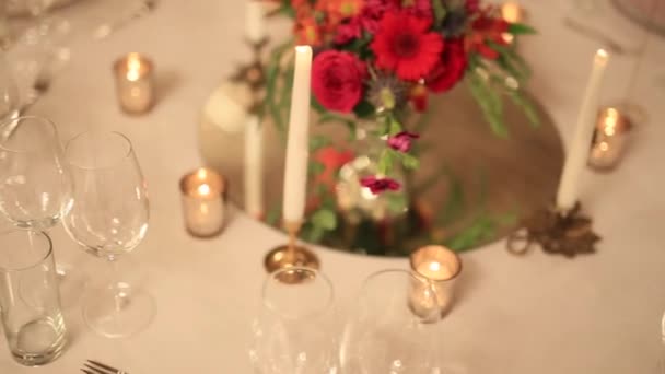 Tabellen op de bruiloft. Bruiloft decoraties. Bruiloft op t — Stockvideo