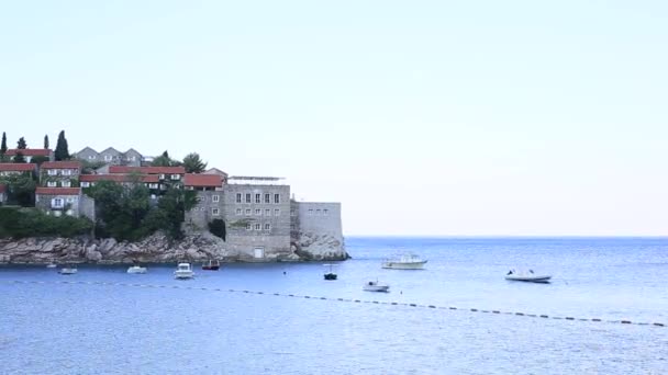 Île de Sveti Stefan, gros plan de l'île dans l'après-midi . — Video