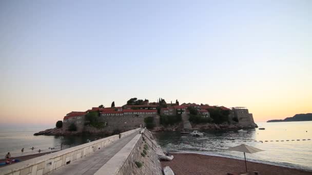 Sveti Stefan Adası günbatımında kapatın. Karadağ, Adria — Stok video