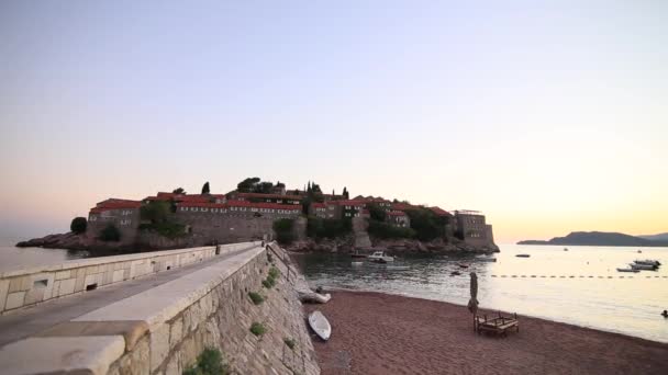 Sveti Stefan Adası günbatımında kapatın. Karadağ, Adria — Stok video